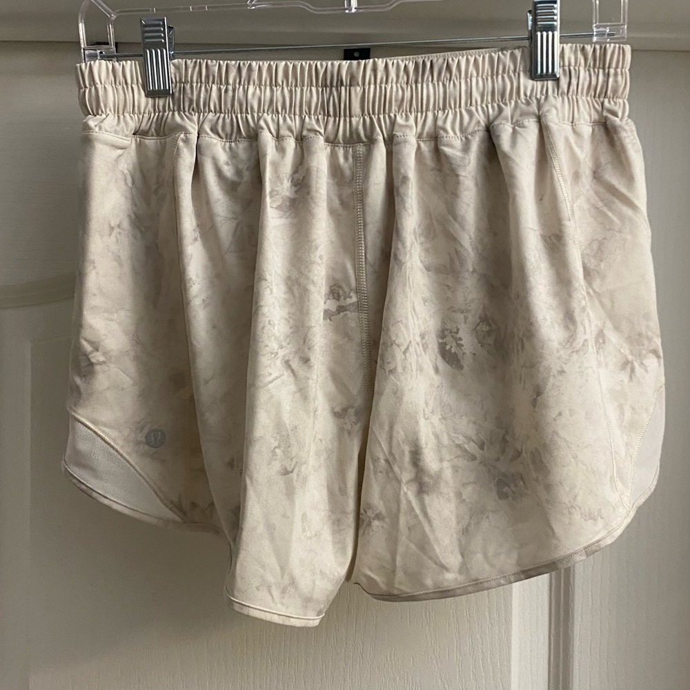 Lululemon Hotty Hot 4” shorts